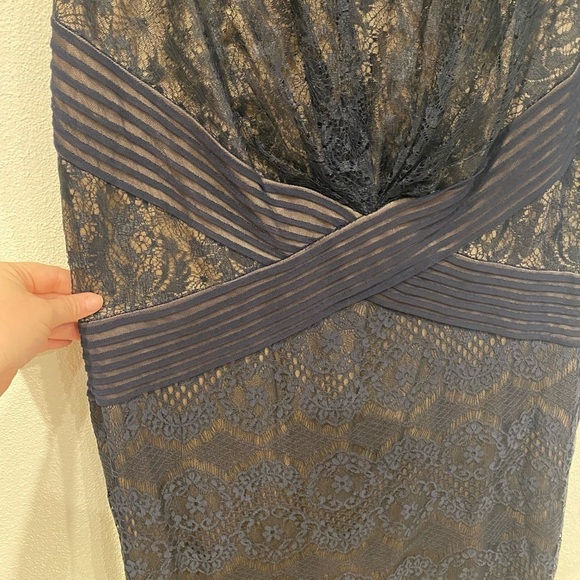 Tadashi Shoji Navy Blue Lace Sleeveless Gown Size 14 EUC - Picture 2 of 3
